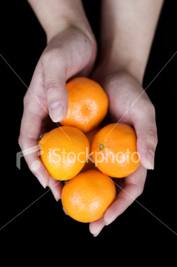 ist2_1201776_mandarin_oranges_in_hands.jpg